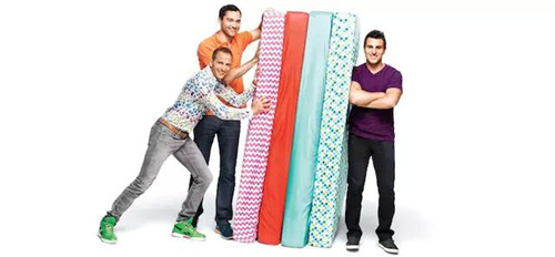 Airbnb 公司的三位創(chuàng)始人，以及他們最早的 Airbed