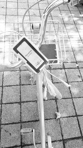 車(chē)把中間有手機(jī)充電支架，下方連接著3根充電線(xiàn)。