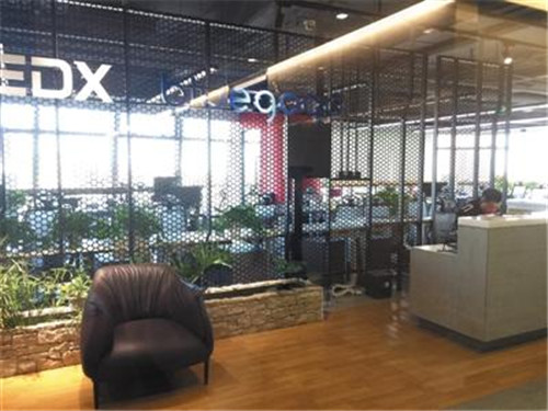 11月16日，小藍(lán)單車總部人去樓空，前臺(tái)只剩保安。