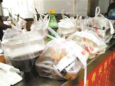 一餐館的“飯口”時(shí)段，等待“出發(fā)”的外賣擺滿案臺(tái)