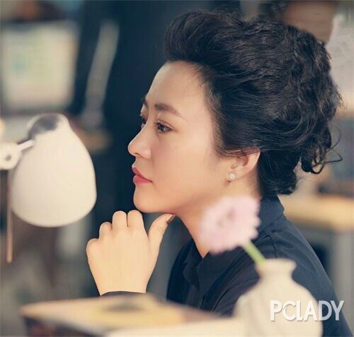 蓬松盤(pán)發(fā)慵懶感十足