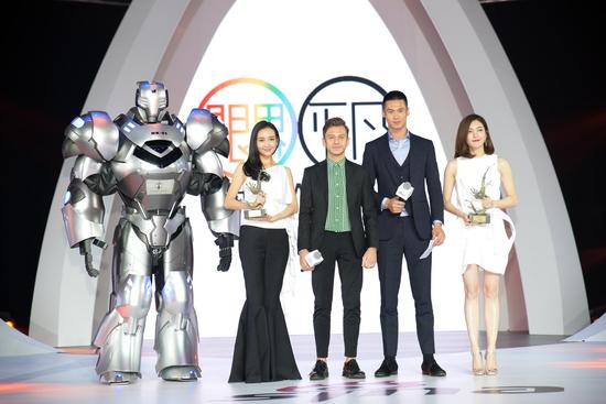 Klasse14腕表首席設(shè)計(jì)師 Mario Noblie以及超模蔚方卿為王鷗、江疏影頒發(fā)時(shí)尚突破藝人獎(jiǎng)項(xiàng)