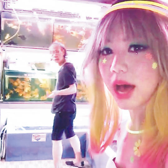 鄧紫棋穿熒光裝，嚇尿路人