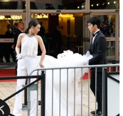 井柏然，馬思純徘徊在戛納紅毯門口