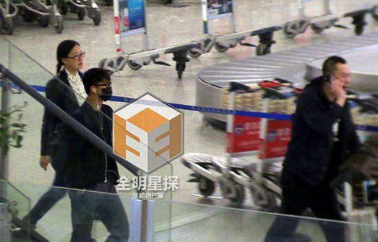 韓庚現(xiàn)身機場。