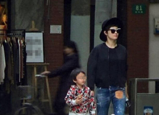 等等正面照曝光。