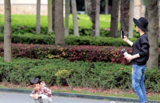 孫儷不時拿出手機替等等拍照。