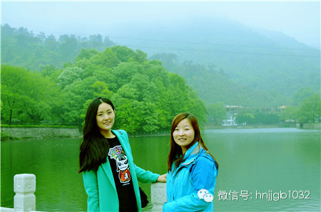 奧斯卡汽車影城的美女和這個風(fēng)景融入的真好啊，有木有？！