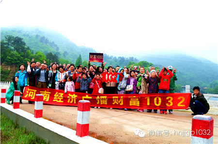 這么美的地方，我們合影留念，看大家多開心！