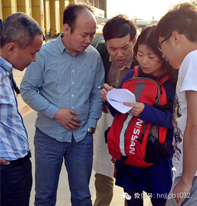 五點五十左右，聽眾們陸陸續(xù)續(xù)到達鄭州捷和汽車，首先要做的第一件事就是找我們的工作人員要車標