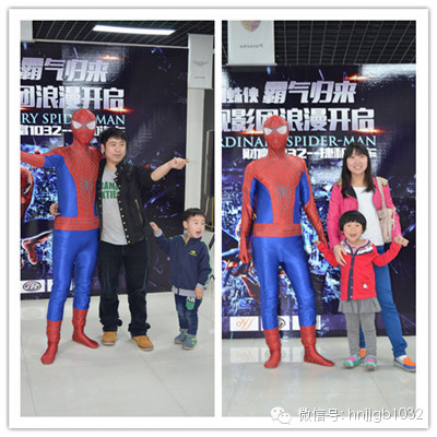 貼完車標回到大廳，一位蜘蛛俠模樣的男子瞬間吸引大家的眼球