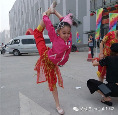 先練練功，為一會兒的演出做準(zhǔn)備