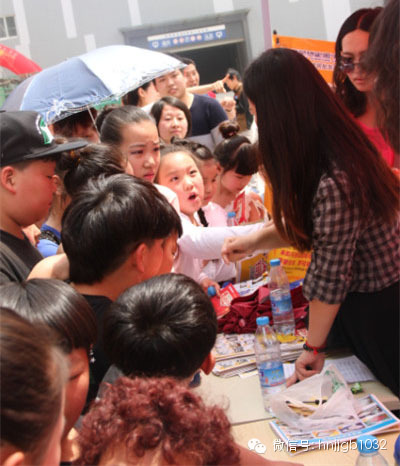 禮品領(lǐng)取處，這是要把工作人員圍攻的節(jié)奏啊。