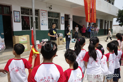 財富1032主播鄧語、張哲主持了捐助儀式