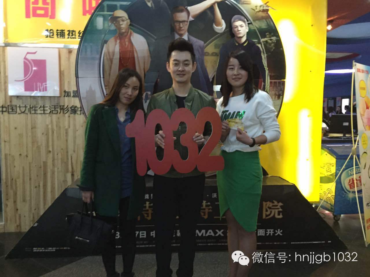 傳說中的Johnny終于現(xiàn)身啦！還是美女魅力大哦。帥哥美女好養(yǎng)眼，小編忍不住要多看幾眼呢。