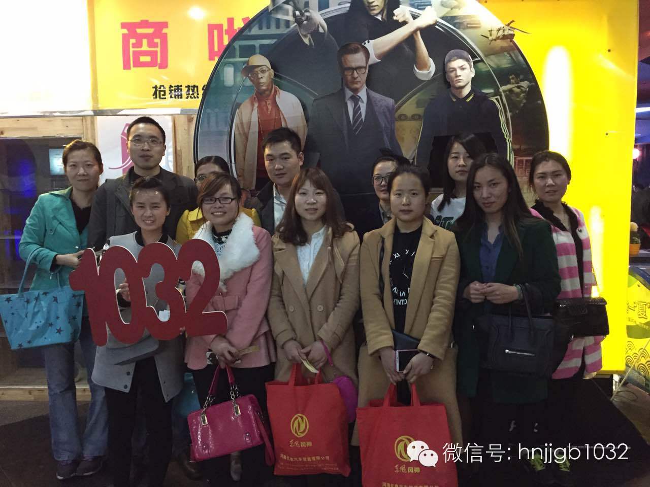 來個合影，1032的聽眾棒棒噠，個個都準(zhǔn)時到達(dá)了集合地點(diǎn)。Johnny表示很欣慰啊！