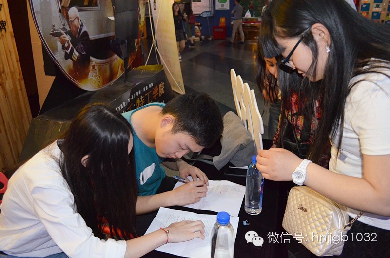 看，我們的工作人員正在組織簽到哦！