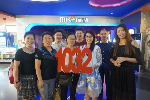 認(rèn)識(shí)的不認(rèn)識(shí)的，拍張合照就是朋友啦