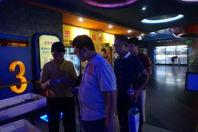 電影馬上開(kāi)始，排隊(duì)入場(chǎng)嘍