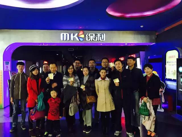 來張“全家?！?，人齊了，我們準(zhǔn)備進(jìn)場嘍