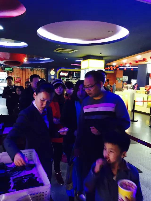 小朋友吃的好香??！爆米花和電影真是絕配喲