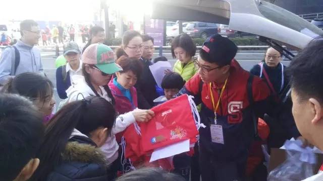 8:30準(zhǔn)時(shí)集合，現(xiàn)場(chǎng)工作人員給大家分發(fā)參賽證和參賽衣服。