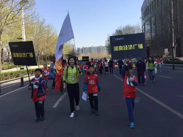 出發(fā)啦！小朋友和大朋友們昂首闊步向賽場(chǎng)邁進(jìn)！