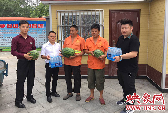 經(jīng)濟廣播工作人員和愛心企業(yè)給正在忙碌的環(huán)衛(wèi)工人、交警和協(xié)警等送去了一萬六千多斤西瓜和近百提礦泉水。