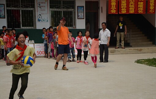 靈動(dòng)的愛(ài)————招商銀行鄭州分行信陽(yáng)愛(ài)心之旅