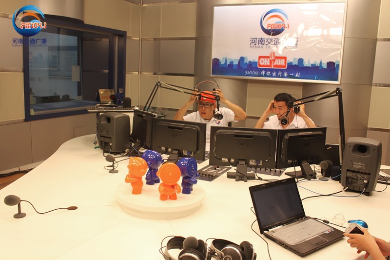 李憲和張弛怎么這么開心！又不是你們倆中獎了！