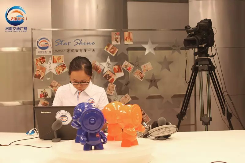 還是抽獎的姑娘比較認真！為保證抽獎的公平公正，映象網(wǎng)進行了全程視頻直播。