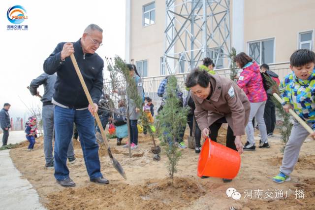 恩愛(ài)的老人一起種下一棵小樹(shù)苗，健健康康白頭偕老~