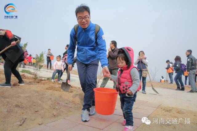 爸比爸比，你會(huì)種小樹(shù)嗎？我來(lái)教你吧~