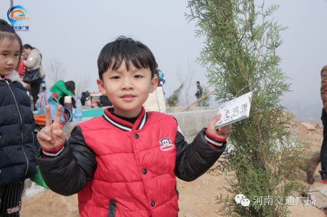 耶！你看，這是我種下的小樹(shù)苗！