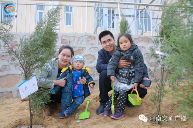 一家四口，一起種下我們的小樹(shù)，和寶貝兒們一起茁壯成長(zhǎng)！