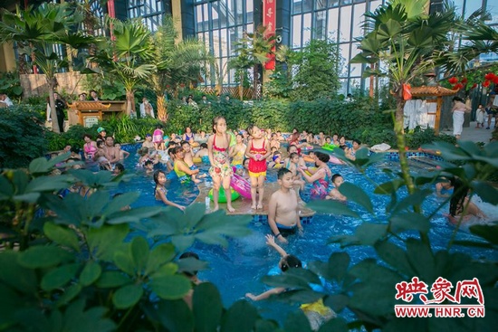 又開始過夏天的孩子們，在溫潤的泉水里放任天性。