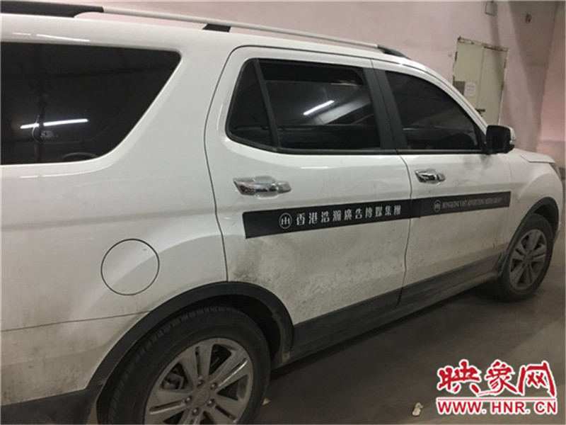 車身上按要求貼著廣告。