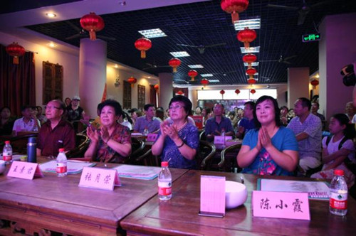 我省著名豫劇表演藝術(shù)家素君（左2）、常香玉弟子、國家一級(jí)演員張?jiān)聵s（右2）