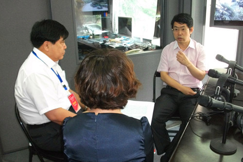 直播前的北京安貞醫(yī)院副院長周生來（右１）、大慶油田總醫(yī)院集團(tuán)總經(jīng)理劉湘彬（左１）