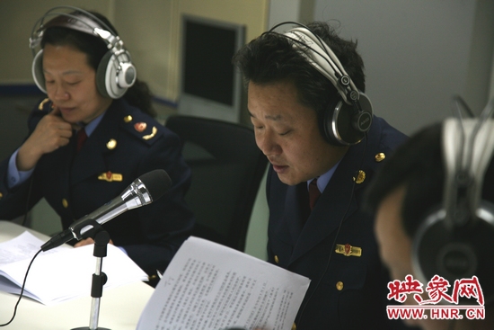 鄭州市工商局局長(zhǎng)岳希忠及工商局企業(yè)注冊(cè)登記處處長(zhǎng)王萍一行做客節(jié)目