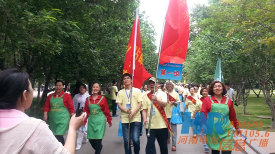 萬(wàn)名老人健步走