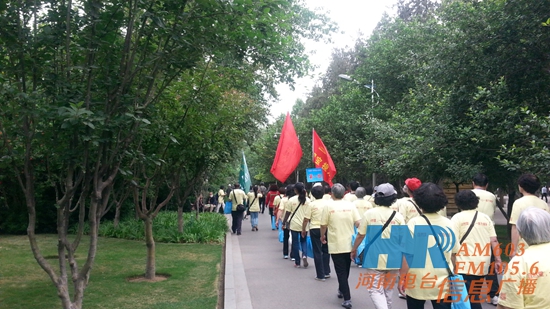 萬(wàn)名老人健步走