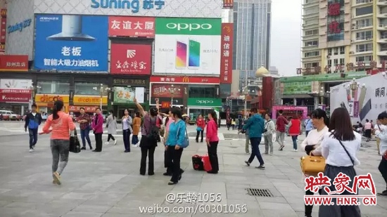 他們從四面八方匯集到二七塔下，由行走路人一下變成了一支舞蹈隊，跳起了節(jié)奏歡快、時尚動感的舞蹈。