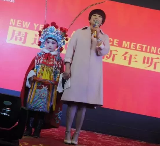 盛裝亮相的小戲迷，周迪的節(jié)目影響了一代又一代人
