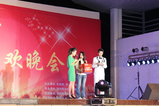 教育廣播女主播葉子現(xiàn)身晚會，全場沸騰