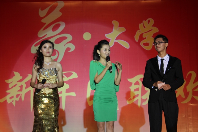 教育廣播女主播葉子現(xiàn)身晚會，與學(xué)生同臺主持