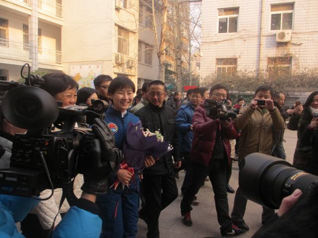 劉洋走進母?！嵵萑? oldsrc=