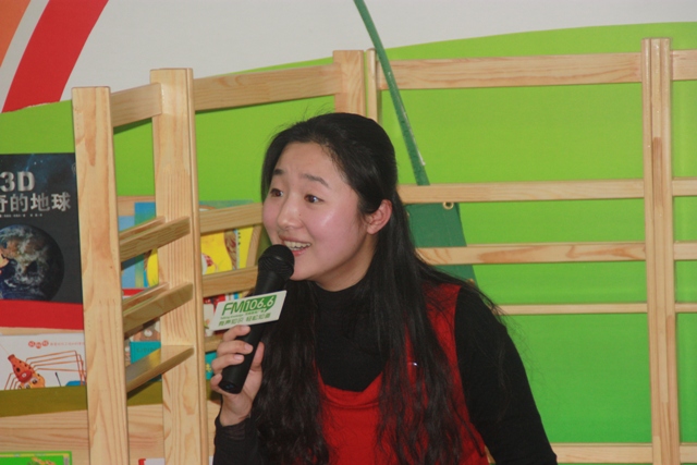 女主播“卷卷貓”親臨現(xiàn)場(chǎng)，繪聲繪色為孩子們講故事