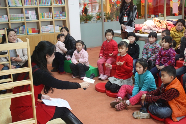 與孩子們互動(dòng)