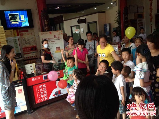 活動開始前，1066城市之聲的主持人跟孩子們進行現(xiàn)場互動。